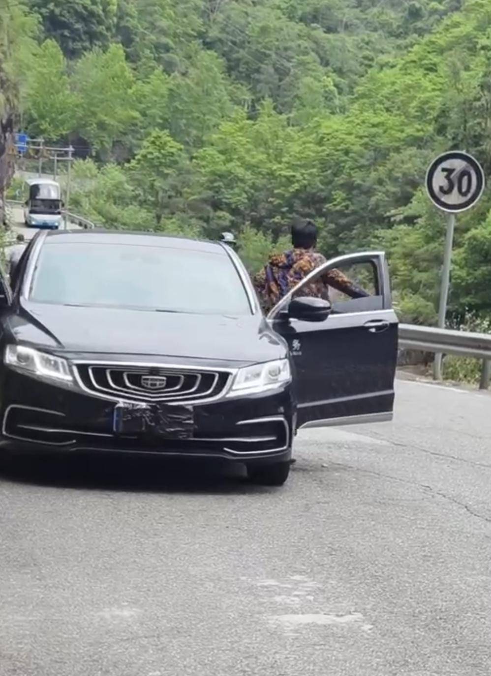 皇冠信用网址
_网友称风景区内“公务车”遮挡前后牌；永嘉交警：已关注皇冠信用网址
，正核实