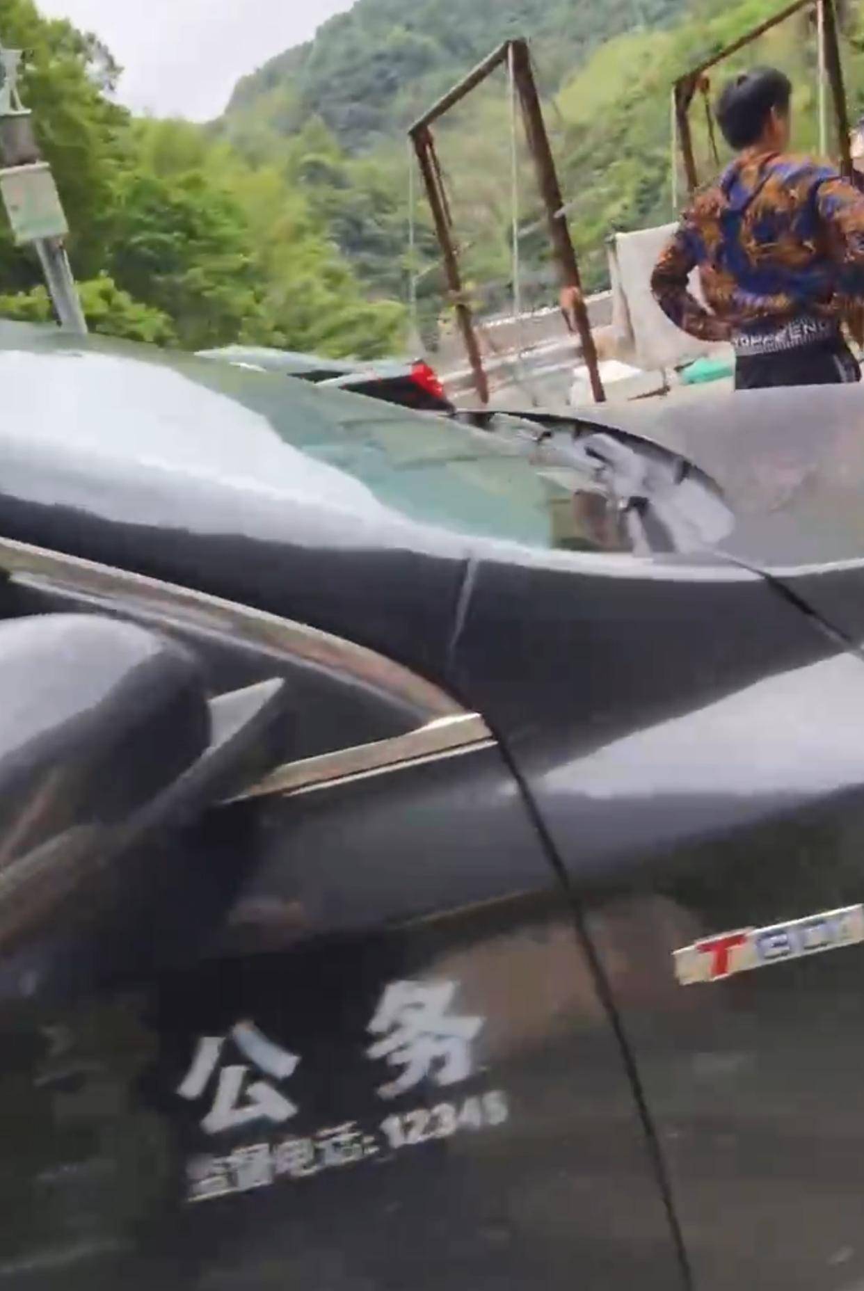 皇冠信用网址
_网友称风景区内“公务车”遮挡前后牌；永嘉交警：已关注皇冠信用网址
，正核实