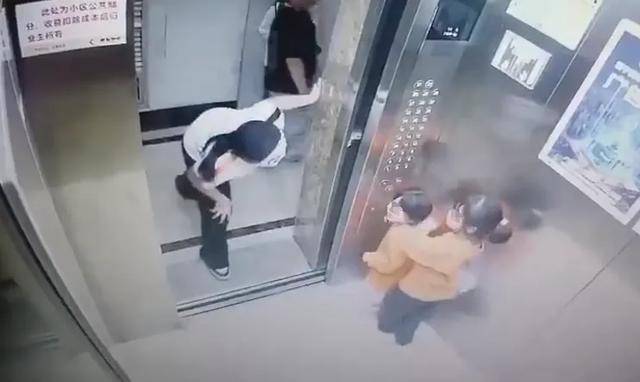 皇冠信用平台出租出售
_两幼童电梯里遭面具人吓哭皇冠信用平台出租出售
,对方多次阻止电梯门关闭!家长已带孩子看心理医生