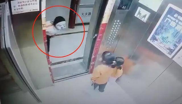 皇冠信用平台出租出售
_两幼童电梯里遭面具人吓哭皇冠信用平台出租出售
,对方多次阻止电梯门关闭!家长已带孩子看心理医生