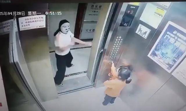 皇冠信用平台出租出售
_两幼童电梯里遭面具人吓哭皇冠信用平台出租出售
,对方多次阻止电梯门关闭!家长已带孩子看心理医生