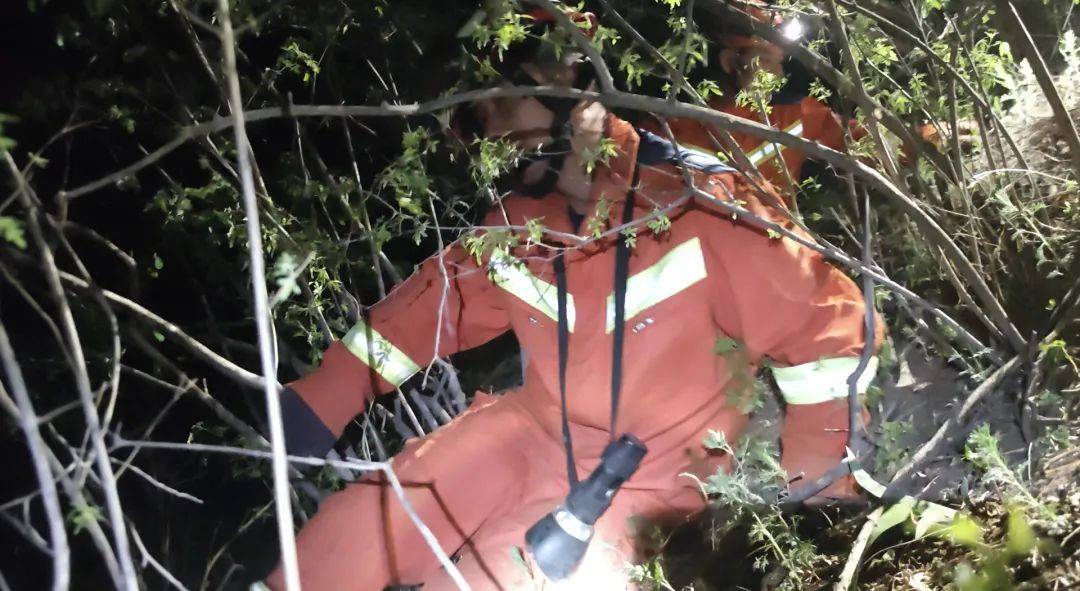 皇冠信用網代理
_北京一女子带娃爬野山皇冠信用網代理
，儿子“知难而退”，母亲深夜被困山顶悬崖！