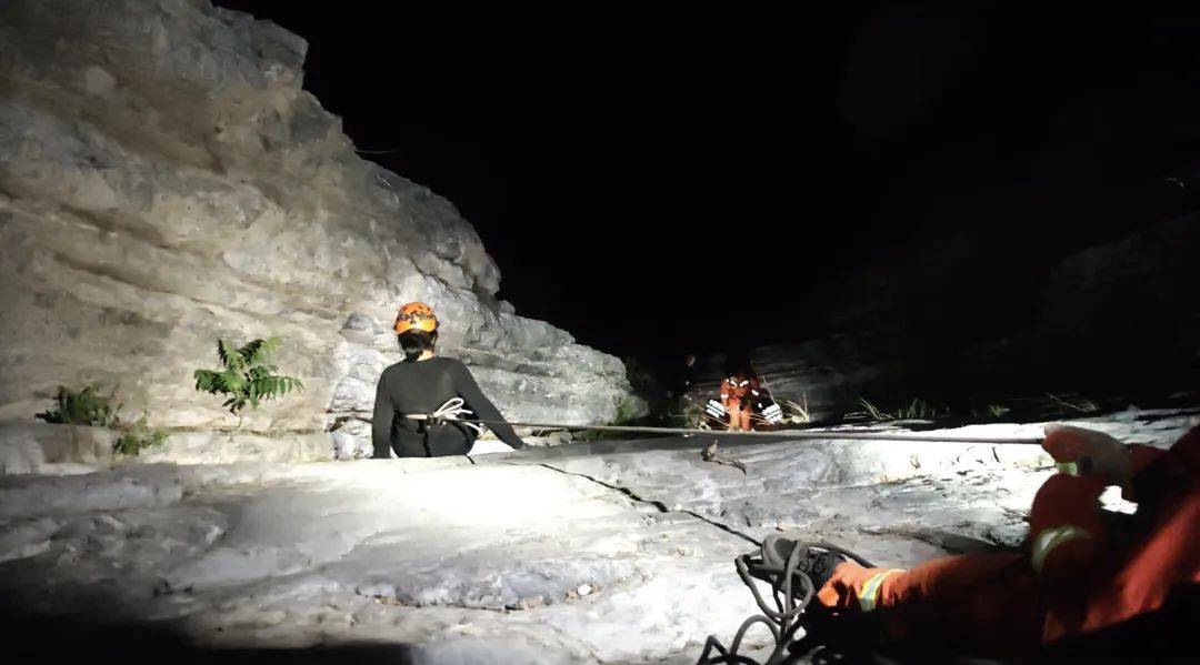 皇冠信用網代理
_北京一女子带娃爬野山皇冠信用網代理
，儿子“知难而退”，母亲深夜被困山顶悬崖！