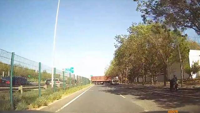 如何申请皇冠信用盘
_吓得手直抖如何申请皇冠信用盘
!两货车在北京高速出口突然逆行掉头!