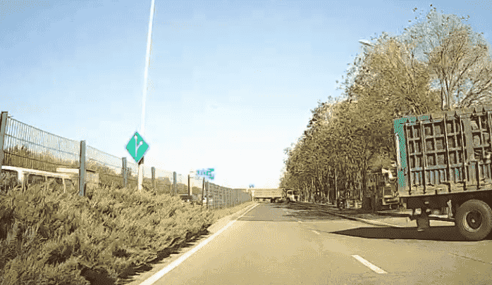 如何申请皇冠信用盘
_吓得手直抖如何申请皇冠信用盘
!两货车在北京高速出口突然逆行掉头!