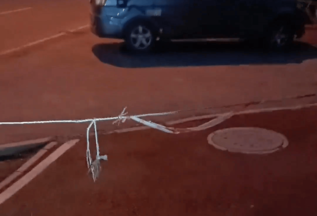 怎么申请皇冠信用網
_西安一网友称骑行时险撞上横在路口的钢丝 回访该路段：未见钢丝怎么申请皇冠信用網
，已安装隔离墩