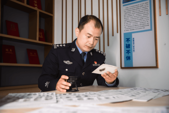 hga025开户
_苏州民警严方：840余万枚指纹、9000余起案件hga025开户
，他在方寸间寻找真相