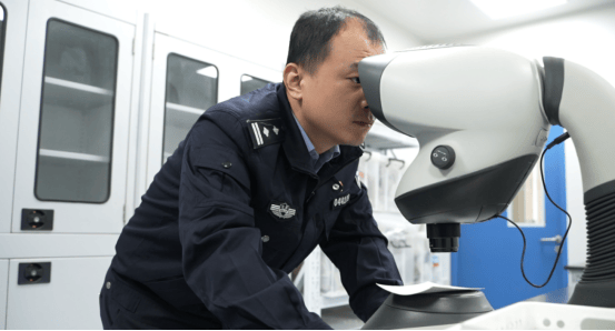 hga025开户
_苏州民警严方：840余万枚指纹、9000余起案件hga025开户
，他在方寸间寻找真相