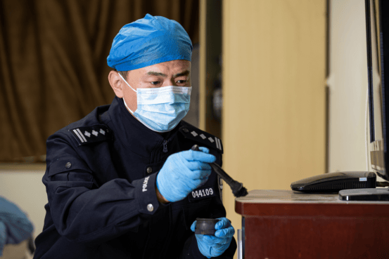 hga025开户
_苏州民警严方：840余万枚指纹、9000余起案件hga025开户
，他在方寸间寻找真相