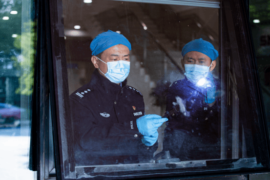 hga025开户
_苏州民警严方：840余万枚指纹、9000余起案件hga025开户
，他在方寸间寻找真相