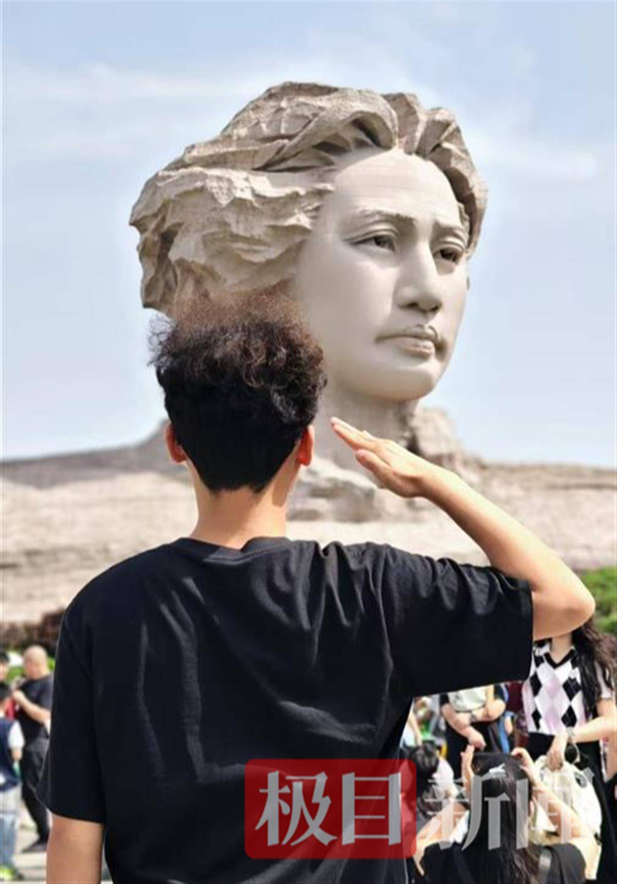 皇冠球網app
_小伙在橘子洲向毛泽东雕塑敬礼留念：等入伍后皇冠球網app
，穿军装再来拍一张