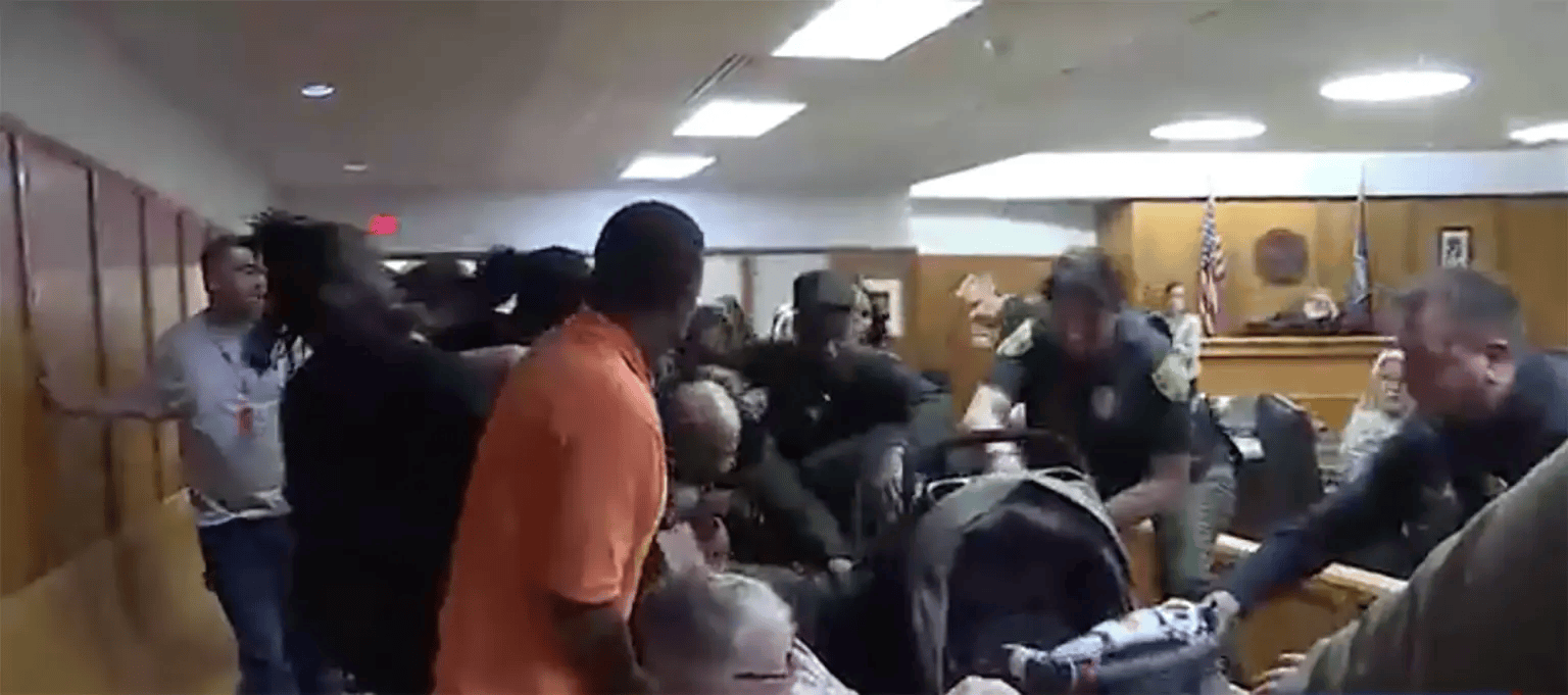 怎么注册皇冠信用網
_美国14岁男孩被杀怎么注册皇冠信用網
，其母亲与凶手家人在法庭上爆发激烈斗殴