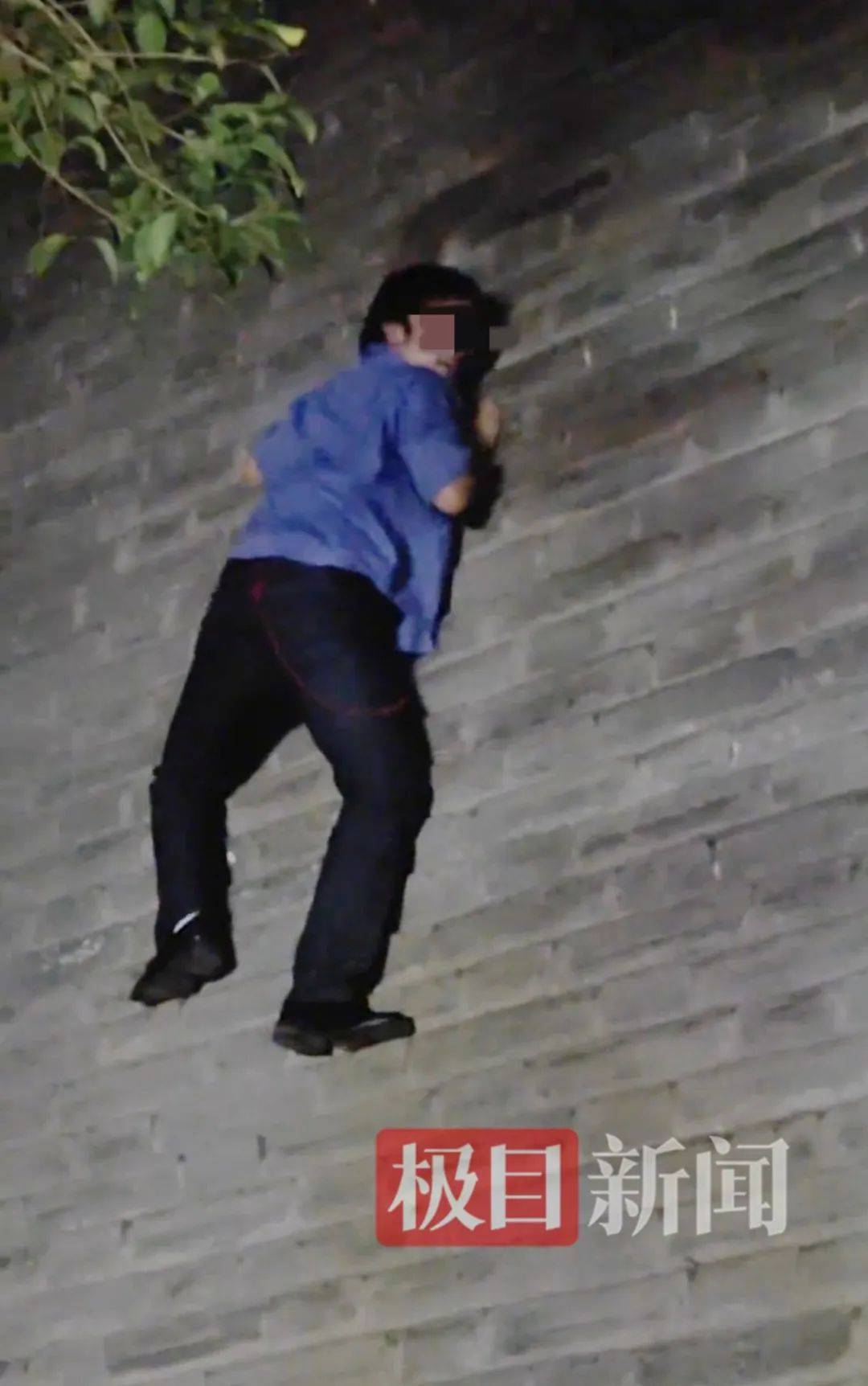 足球平台登1出租
_男子违规爬西安城墙足球平台登1出租
，邀人围观还教爬！管理方：致墙体受损会查处