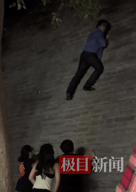 足球平台登1出租
_男子违规爬西安城墙足球平台登1出租
，邀人围观还教爬！管理方：致墙体受损会查处