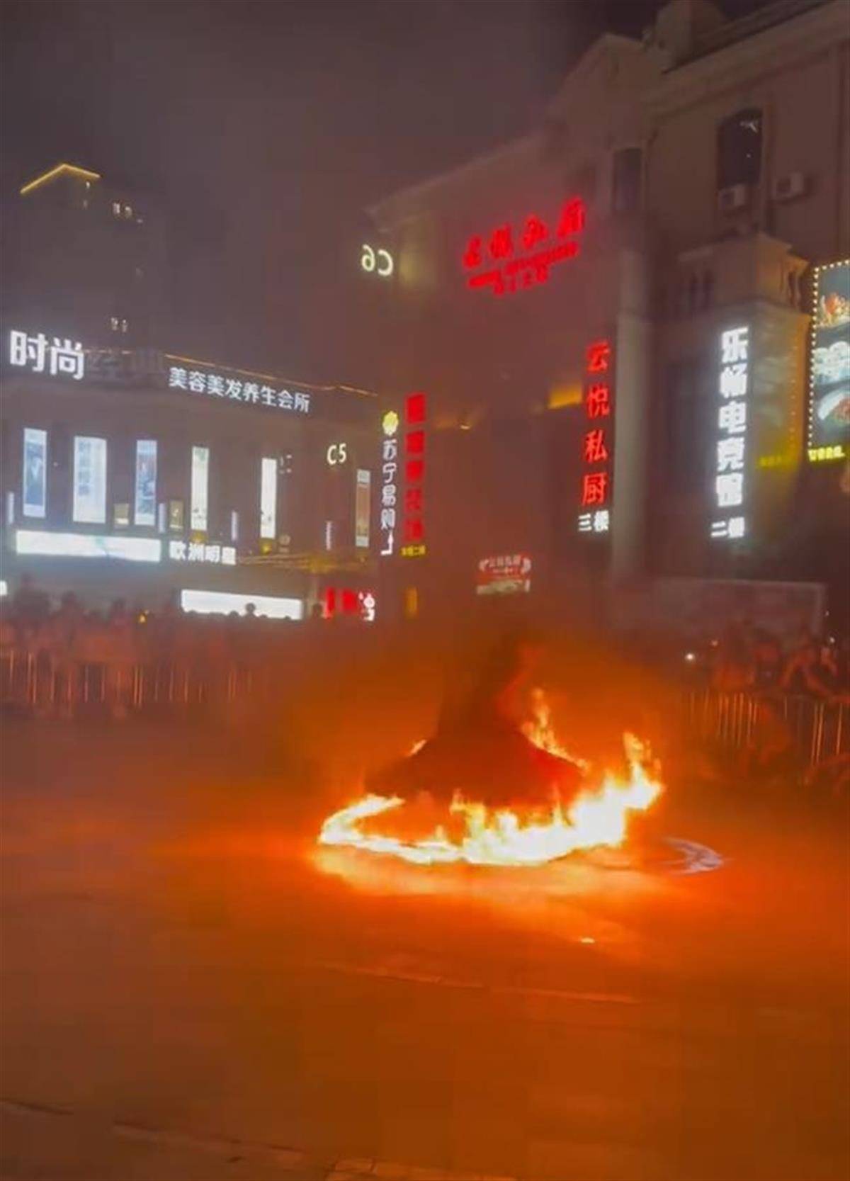 皇冠信用網代理注册
_温州一女演员表演火裙舞被烧到皇冠信用網代理注册
,商场:人无大碍,节目已停止