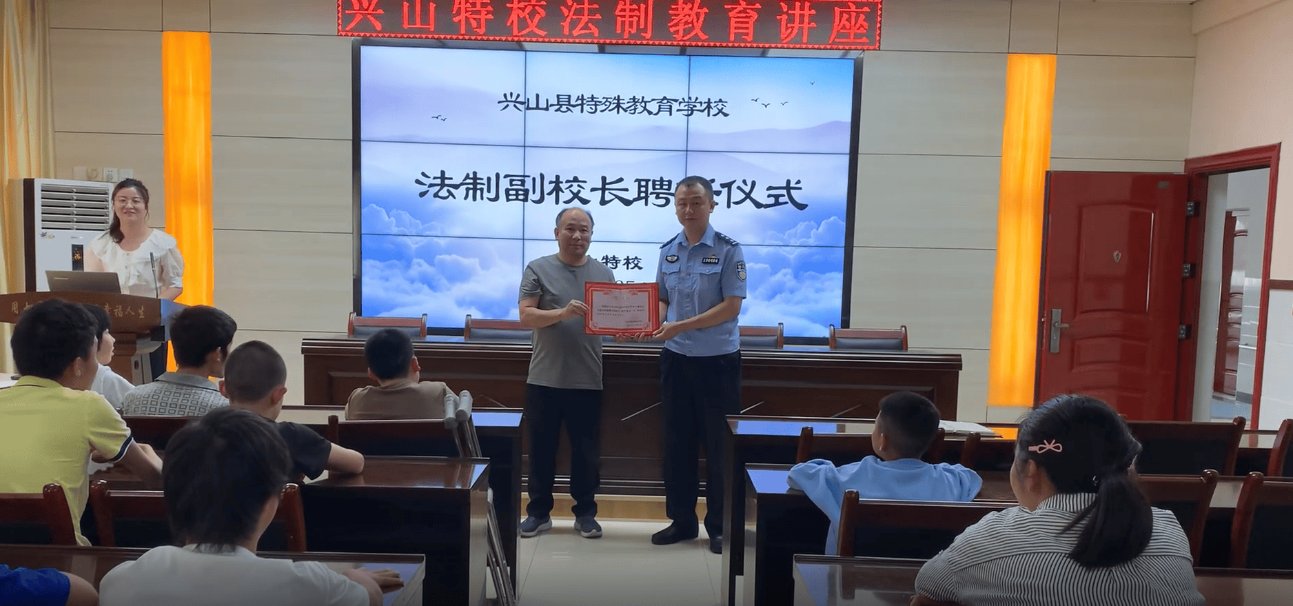 皇冠信用網最高占成
_爱心守护——兴山站派出所开展法制安全宣传