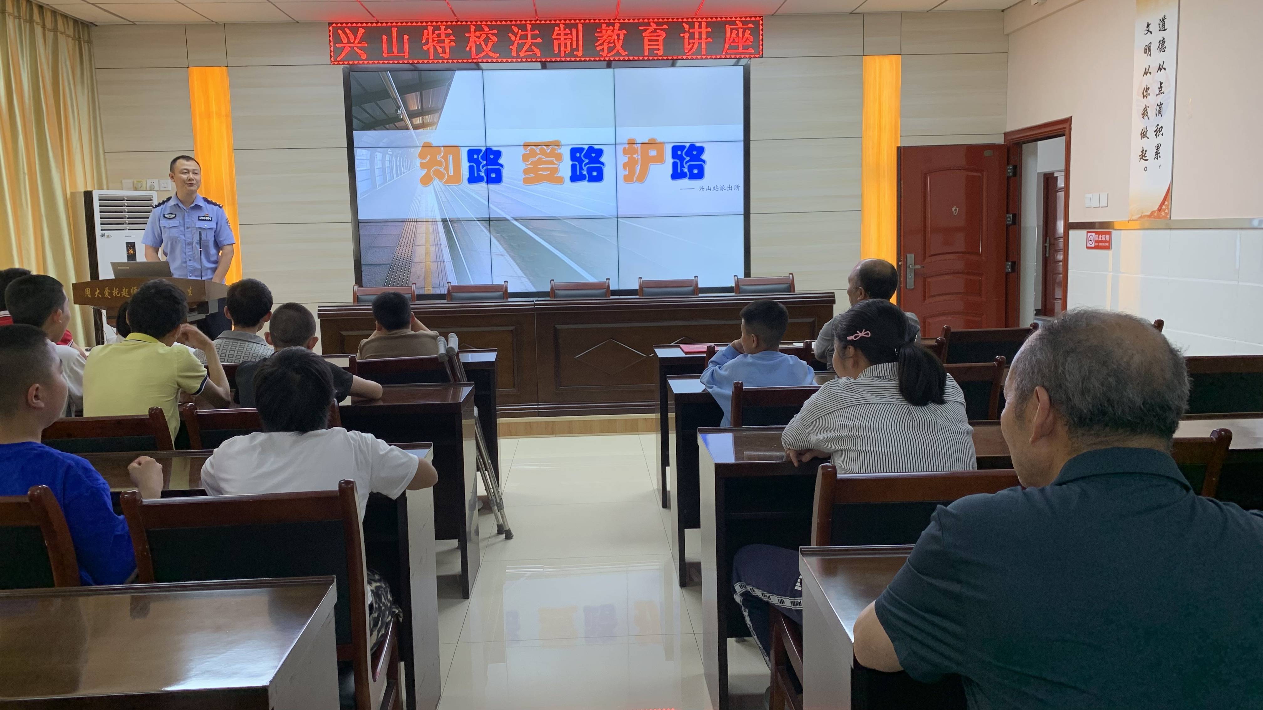 皇冠信用網最高占成
_爱心守护——兴山站派出所开展法制安全宣传