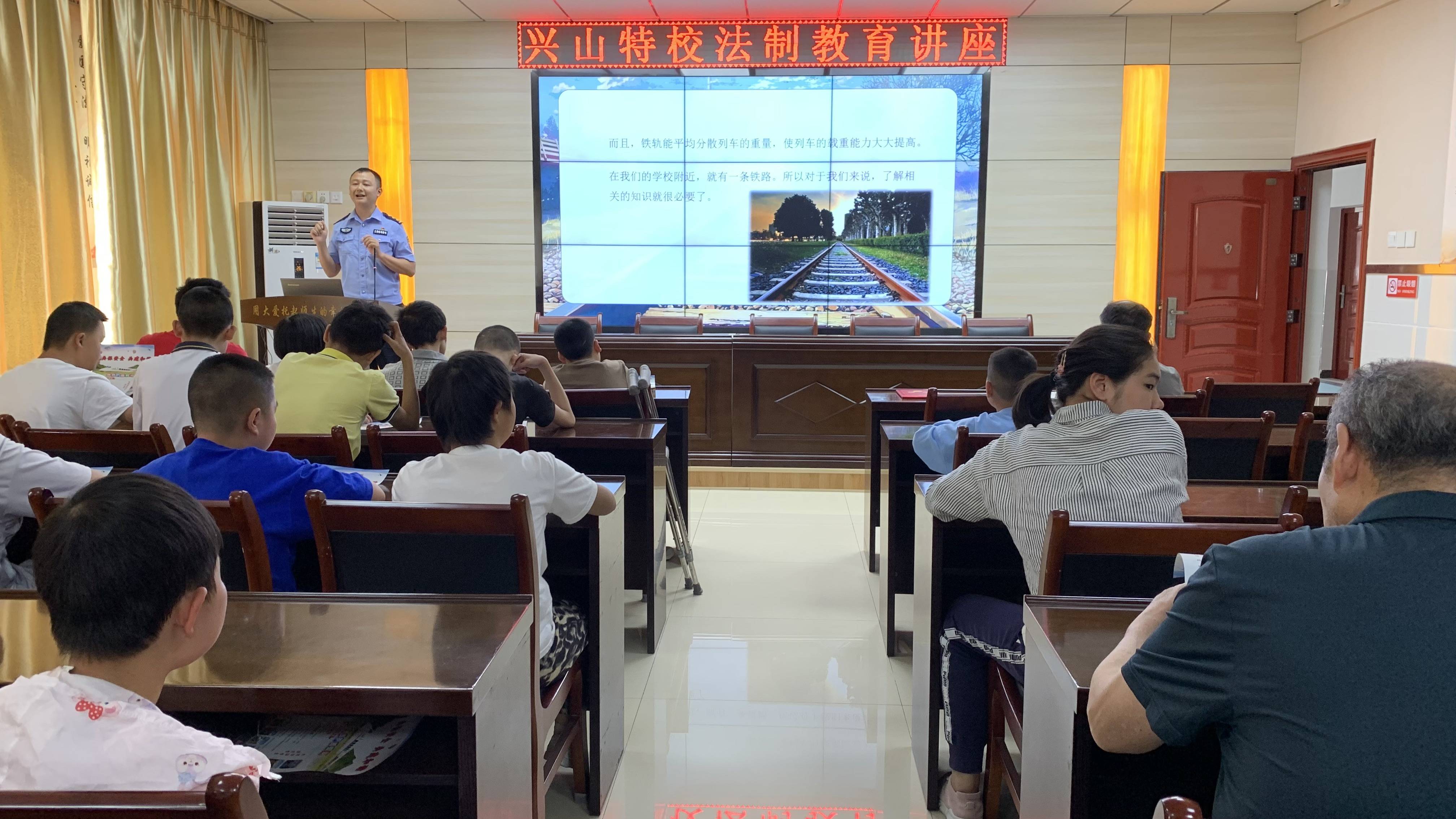 皇冠信用網最高占成
_爱心守护——兴山站派出所开展法制安全宣传