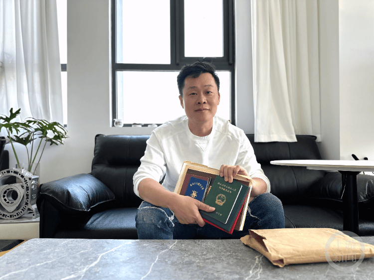 如何申请到皇冠信用網
_男子捡到他人遗失证件经历13次搬家一直保存如何申请到皇冠信用網
,18年后找到失主