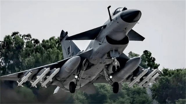 皇冠信用网在线开户
_前线传回战报！歼10C“苍蝇盔”罕见露面皇冠信用网在线开户
，飞行员看哪打哪