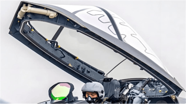 皇冠信用网在线开户
_前线传回战报！歼10C“苍蝇盔”罕见露面皇冠信用网在线开户
，飞行员看哪打哪