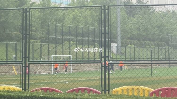 皇冠信用网代理注册
_鲁媒：泰山四位门将王大雷、于金永、刘世博、孙启航选择冒雨训练