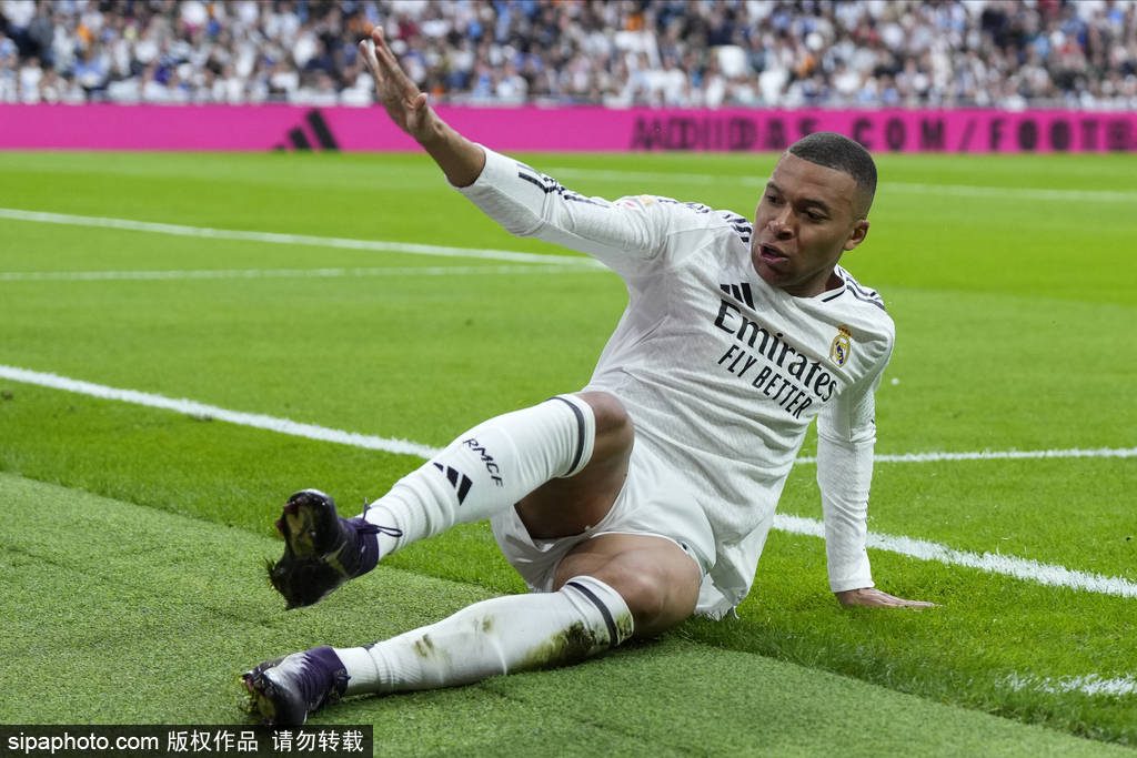 皇冠信用盘在线开户
_观战台：巴萨火拼皇马定乾坤 红军斗枪手+蓝军争5大战