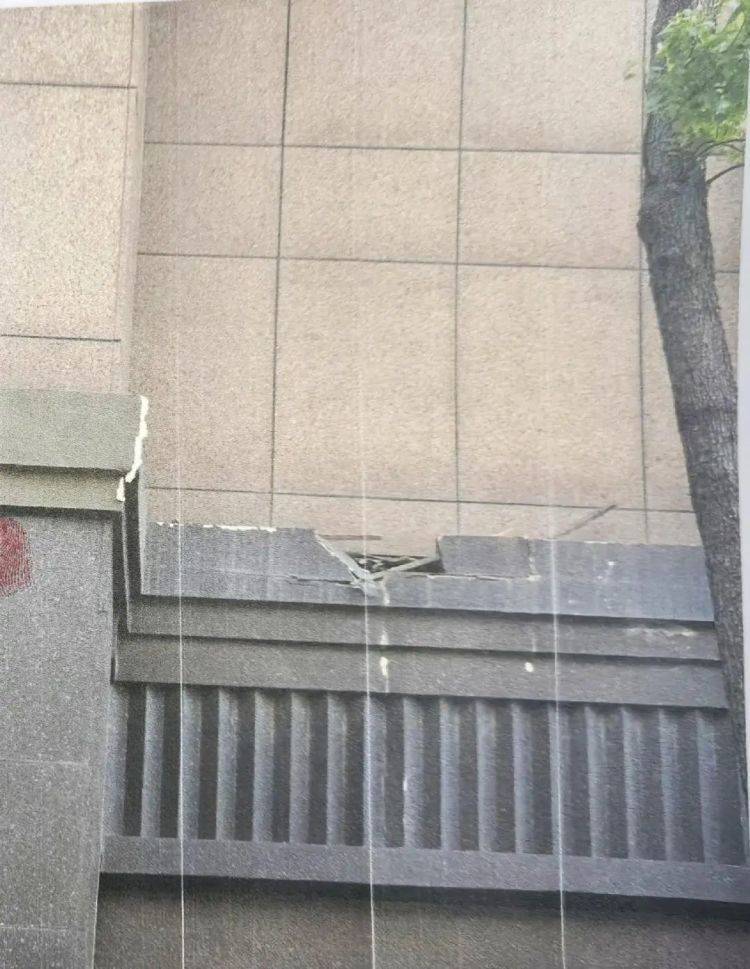 如何代理皇冠信用网
_上海一男子为图方便将木材从11楼扔下如何代理皇冠信用网
,被警方采取刑事强制措施