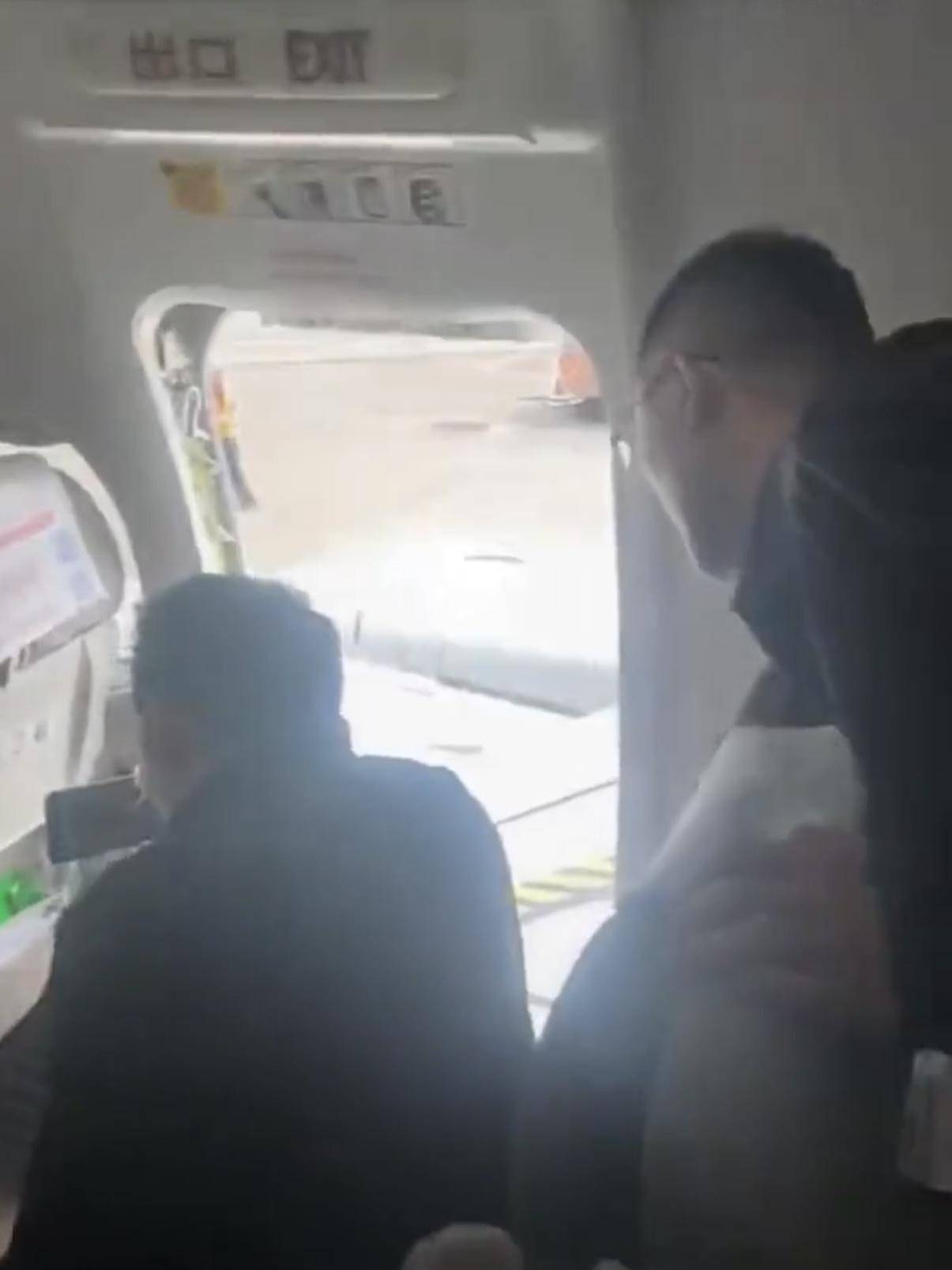 皇冠信用盘出租代理
_东航一客机应急出口被打开皇冠信用盘出租代理
！机场回应：涉事乘客已被警方带走