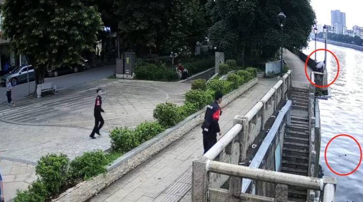 皇冠信用网平台出租
_男子用鱼线精准钩住老人裤腿皇冠信用网平台出租
,救起七旬落水阿婆