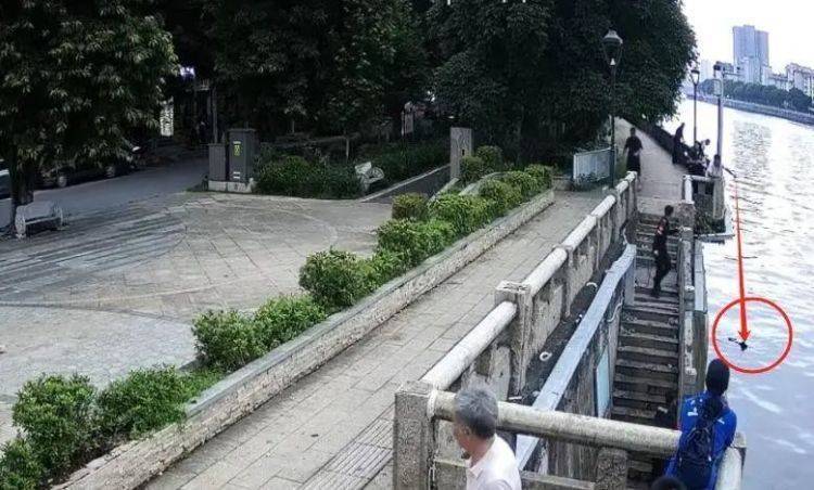 皇冠信用网平台出租
_男子用鱼线精准钩住老人裤腿皇冠信用网平台出租
,救起七旬落水阿婆