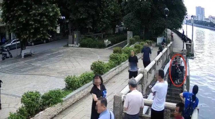 皇冠信用网平台出租
_男子用鱼线精准钩住老人裤腿皇冠信用网平台出租
,救起七旬落水阿婆