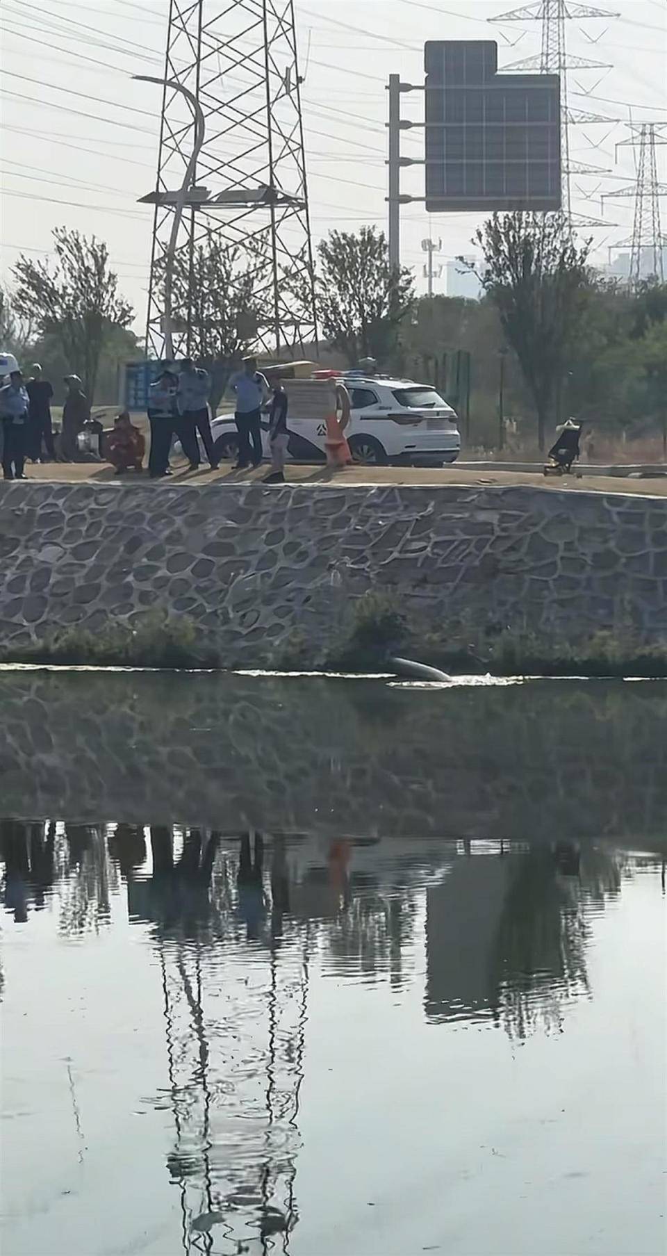 信用網怎么开户
_郑州一车主疑忘拉手刹致空车坠河信用網怎么开户
，已被打捞上岸