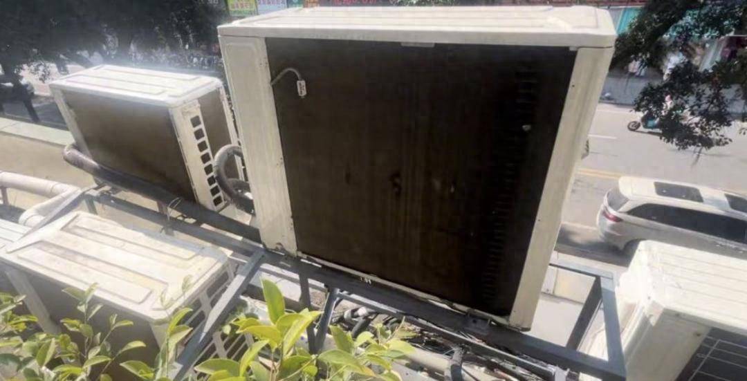 LNB赛程
_广东一女子家里太热LNB赛程
，发现阳台外被挂了12台空调外机