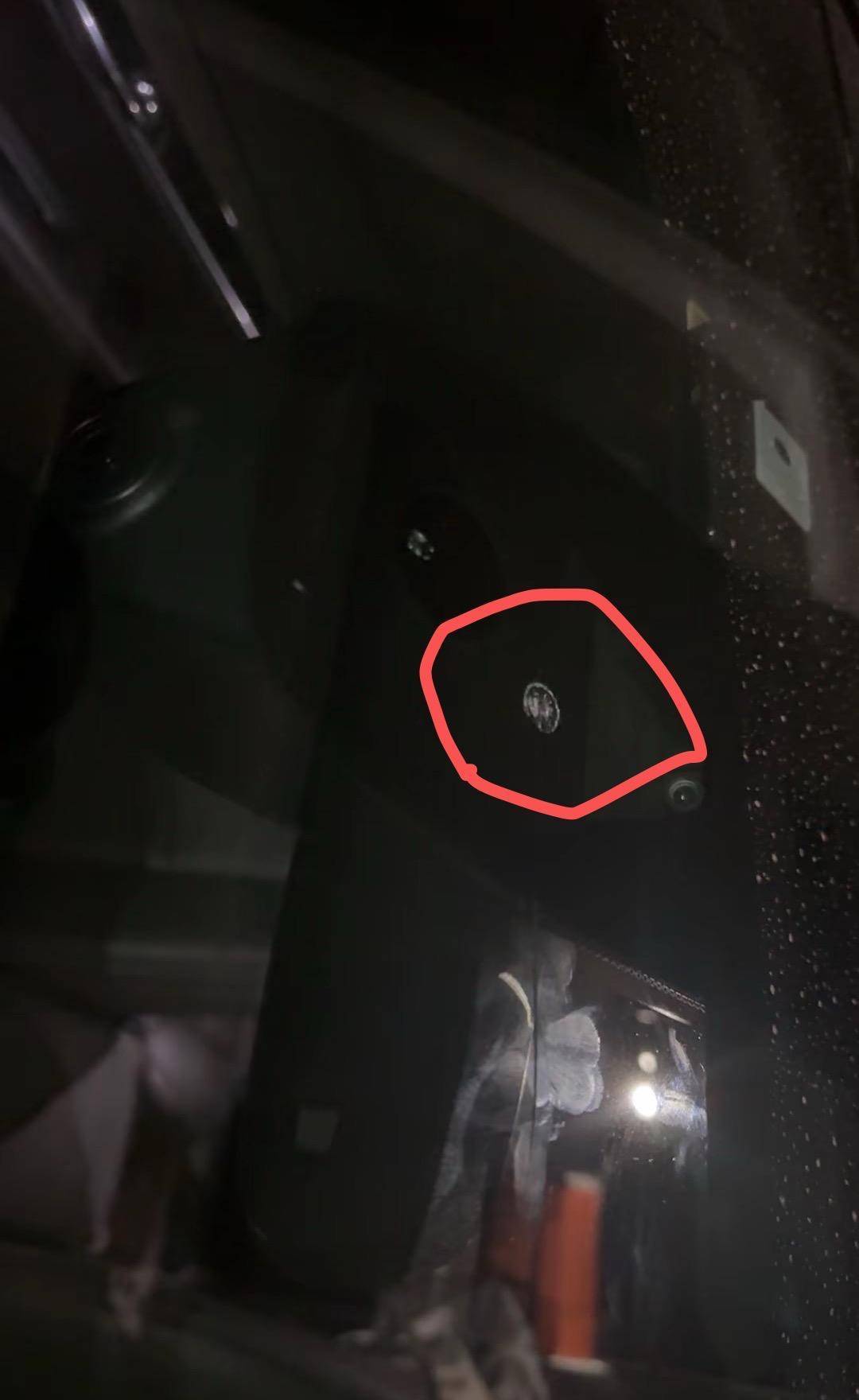 皇冠信用網会员开户
_四川自贡多地发生疑似“弹弓钢珠打车玻璃”事件 监控拍到一男子骑电动车流动“打靶”