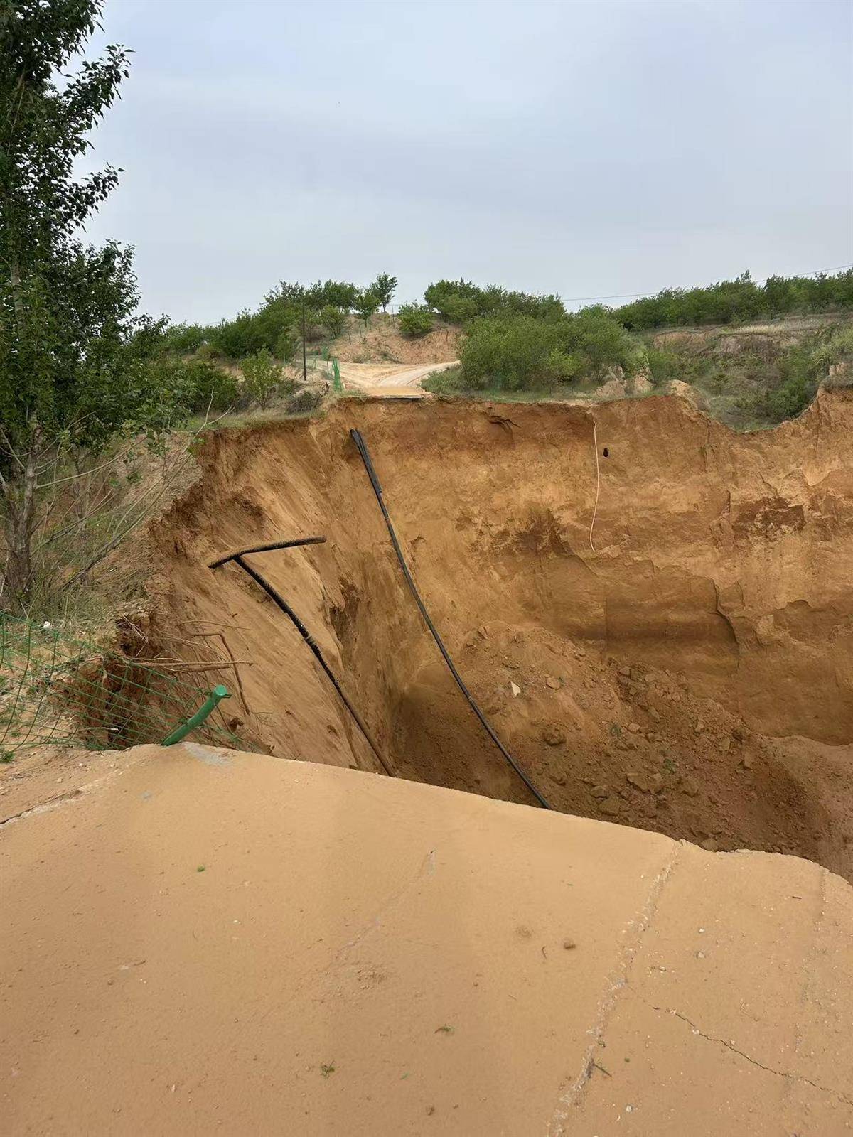 皇冠足球平台代理
_内蒙古一地塌陷形成巨大“天坑”皇冠足球平台代理
，坑底不断往外喷土，专家分析系“砂涌”，当地政府人员：具体原因正在调查
