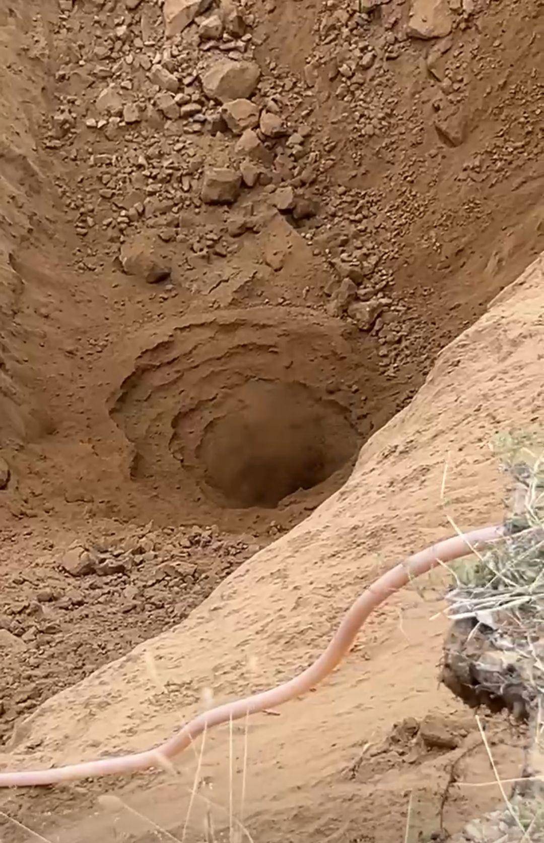 皇冠足球平台代理
_内蒙古一地塌陷形成巨大“天坑”皇冠足球平台代理
，坑底不断往外喷土，专家分析系“砂涌”，当地政府人员：具体原因正在调查