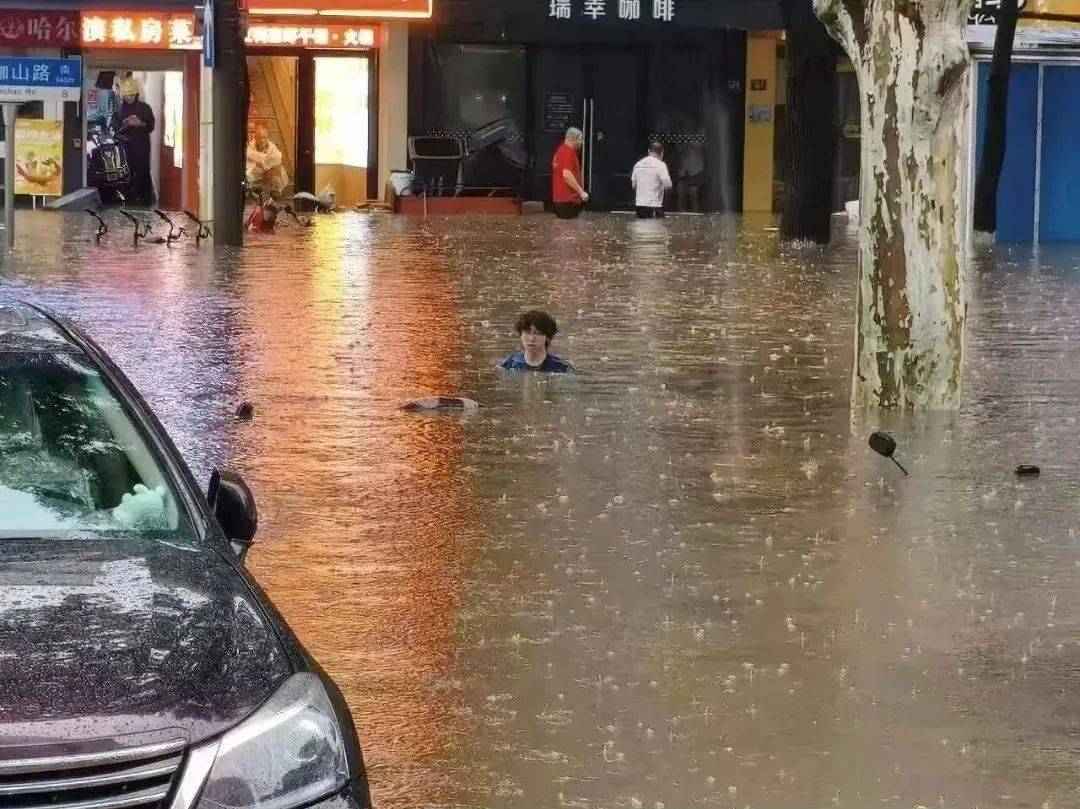 皇冠信用網会员开户
_武汉发布暴雨临灾警报皇冠信用網会员开户
!武大校门被淹一米深