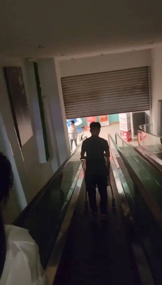 怎么开皇冠信用平台
_江苏苏州一大润发店员着急下班怎么开皇冠信用平台
，强制关闭载客中电梯！经理致歉：已警告处罚