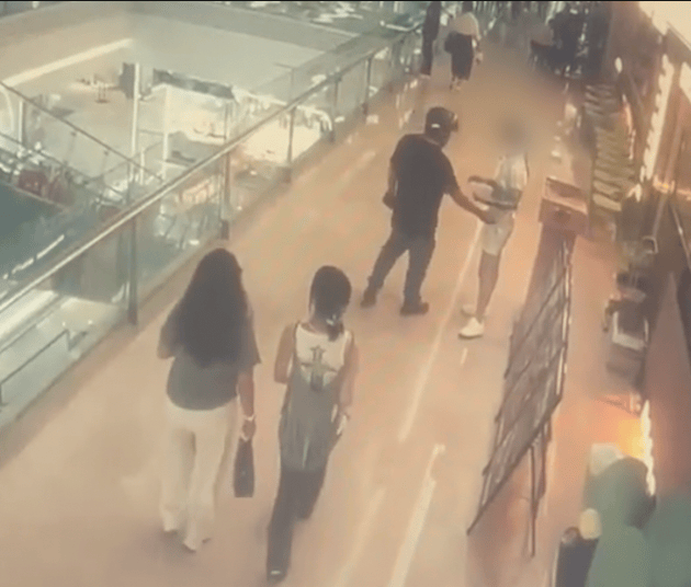 皇冠信用網代理注册
_襄阳女店员迎客时疑被路过男子伸手性骚扰皇冠信用網代理注册
,店长冲出第一时间制服,当地:男子已被行拘