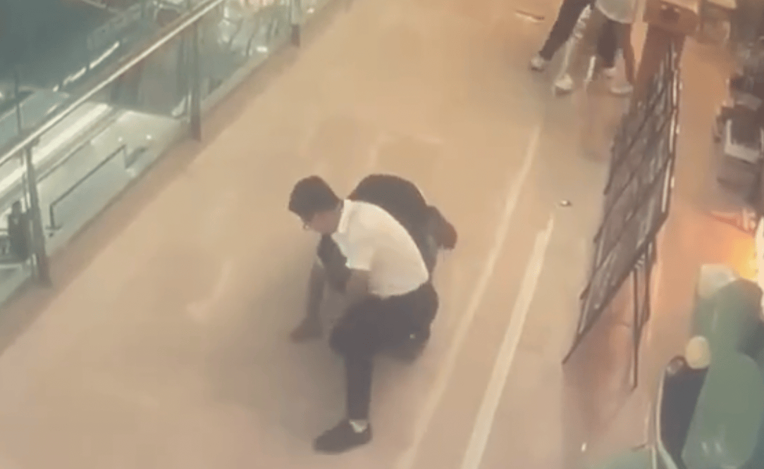 皇冠信用網代理注册
_襄阳女店员迎客时疑被路过男子伸手性骚扰皇冠信用網代理注册
,店长冲出第一时间制服,当地:男子已被行拘