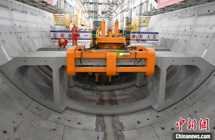皇冠信用网出租
_浙江宁波:世界最长海底高铁隧道进入海域段盾构施工