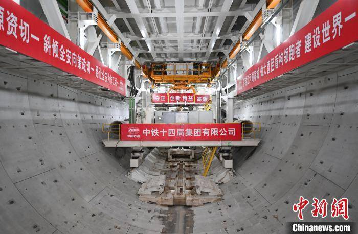 皇冠信用网出租
_浙江宁波:世界最长海底高铁隧道进入海域段盾构施工