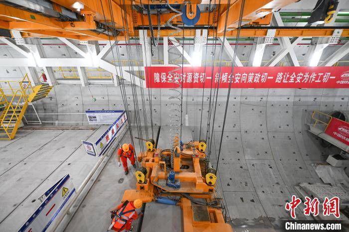 皇冠信用网出租
_浙江宁波:世界最长海底高铁隧道进入海域段盾构施工