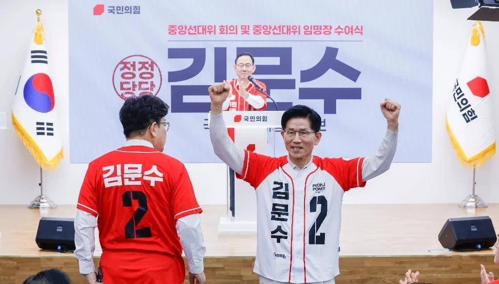 足球外围买球网站
_李在明民调大幅领先足球外围买球网站
，朴槿惠和文在寅接连出手，韩国大选惊现新变数！