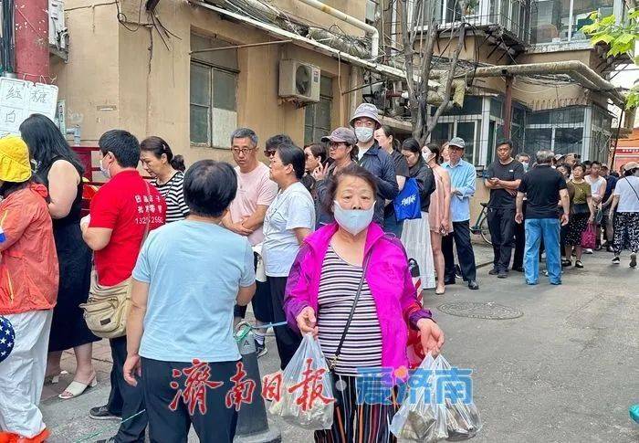 如何申请皇冠信用網
_顾客不惜排队三小时如何申请皇冠信用網
，济南这个小摊你知道吗？