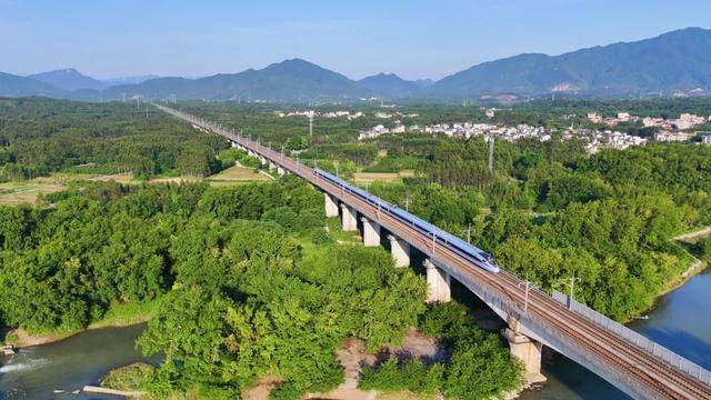 皇冠角球_设计时速350公里、新建4座车站皇冠角球!广西这条高铁有新进展!