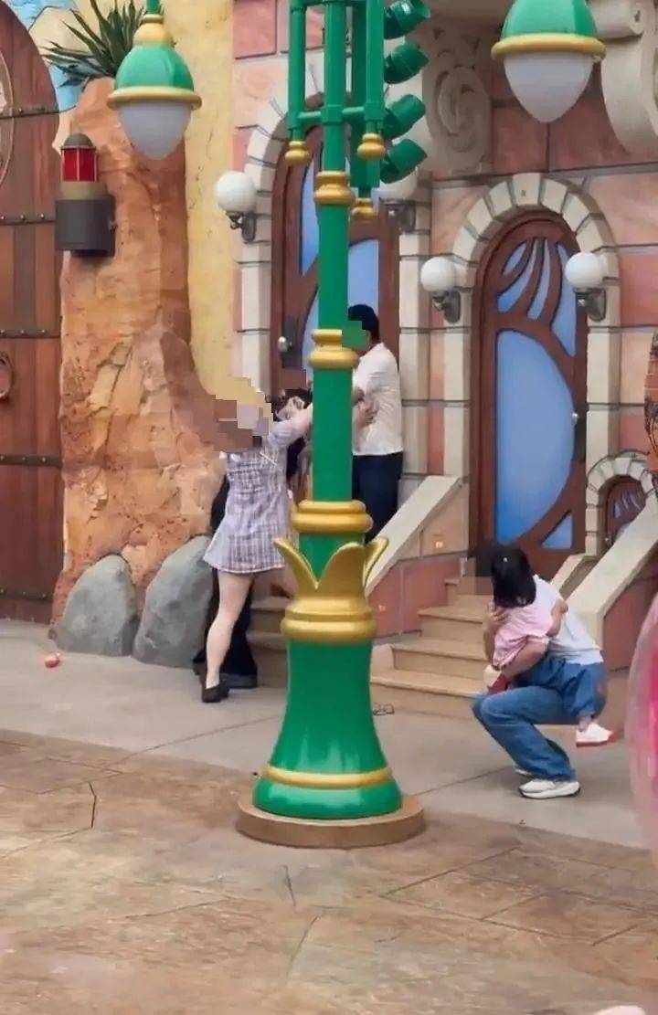 皇冠足球平台代理申请
_上海警方通报迪士尼打架事件:闫某某与女友在拍照时皇冠足球平台代理申请
,因刘某某夫妻的女儿进入拍摄画面,引发冲突