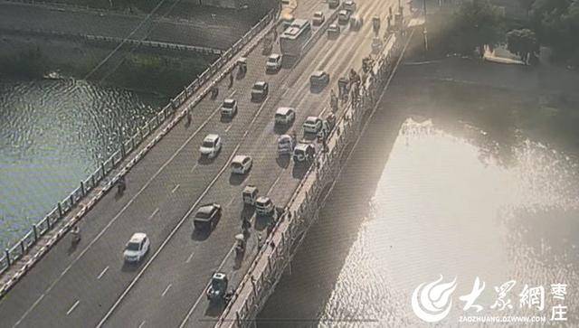 皇冠信用网址
_山东枣庄：消防员执行公务途中营救一名跳河女子