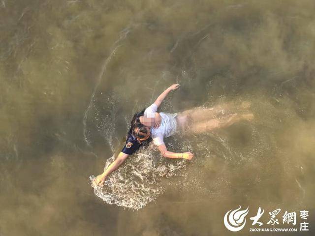 皇冠信用网址
_山东枣庄：消防员执行公务途中营救一名跳河女子